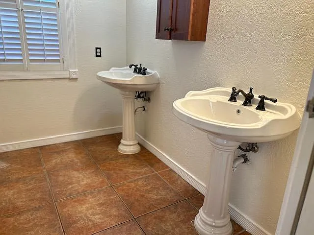 1296 Alderwood Ln — Photo 8
