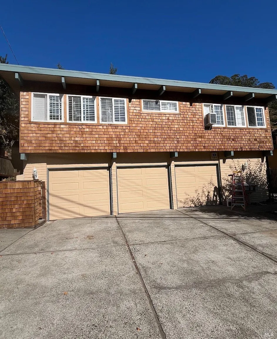 92 Elizabeth Way photo 1