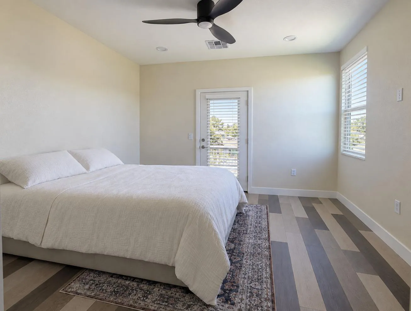 4 bed, 4.0 bath, 1200 sqft, $1,299 — Photo 1