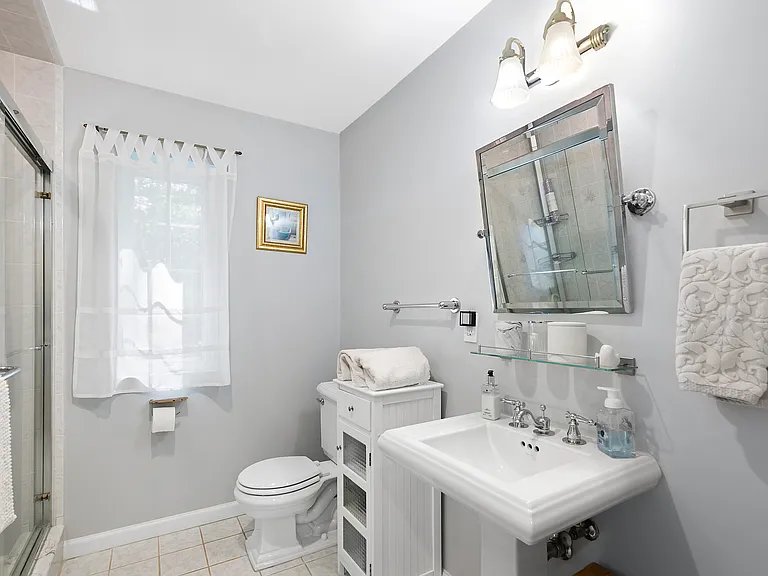 Laurel Ln — Photo 10