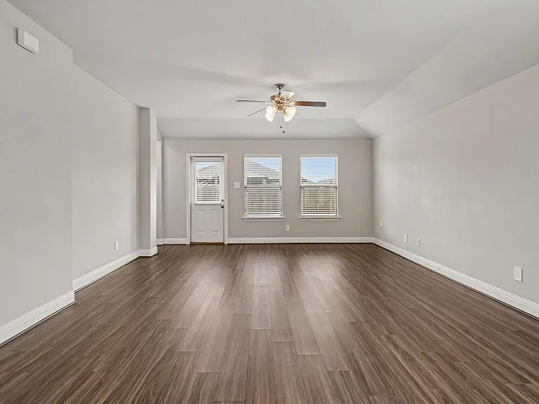 1425 Waverley Dr — Photo 5