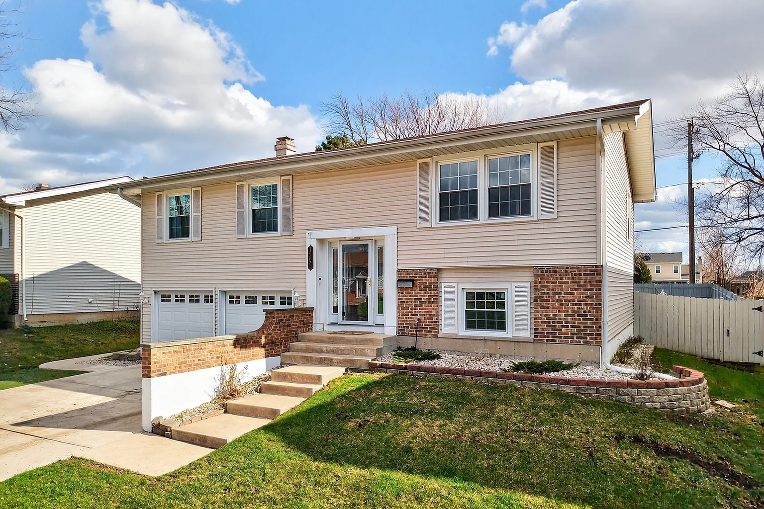 1293 W Oakmont Rd photo 1