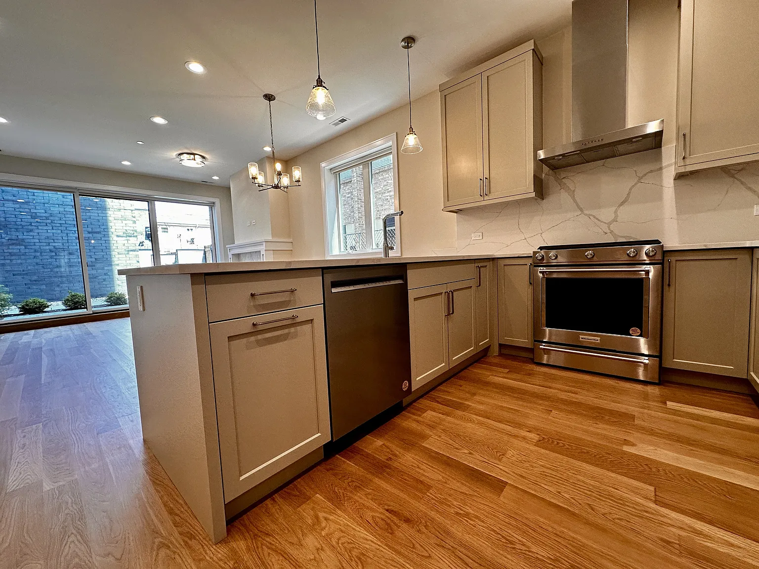 4861 N Hermitage Ave — Photo 4
