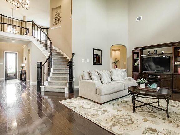 3rd image of 804 Cowan Ln