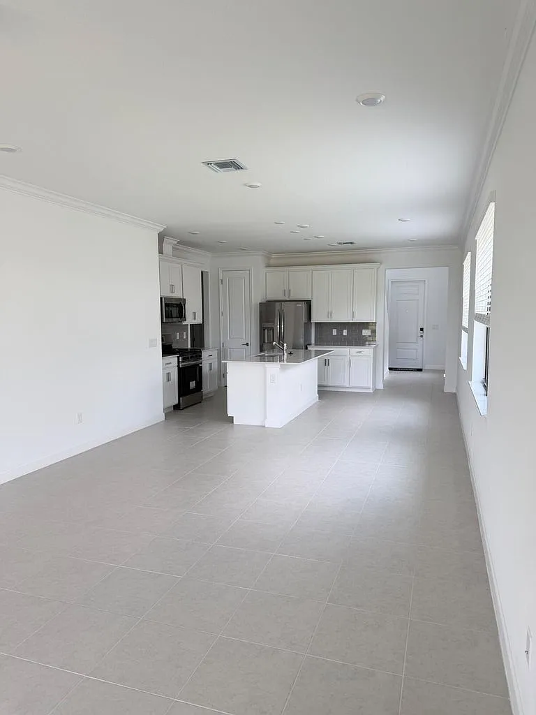 3 bed, 2004 sqft, $2,800 — Photo 3