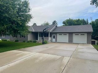 1219 Highland Dr, Blue Earth, MN 56013
