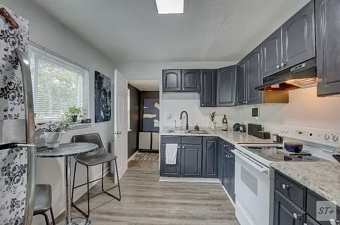 3 bed, 1.0 bath, 1300 sqft, $1,950 — Photo 2