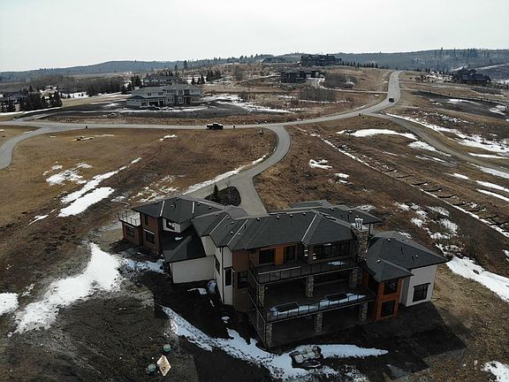 4th image of 19 Red Willow Cres W