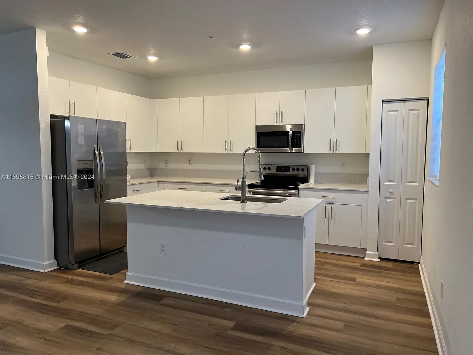 3 bed, 1828 sqft, $3,700 — Photo 2