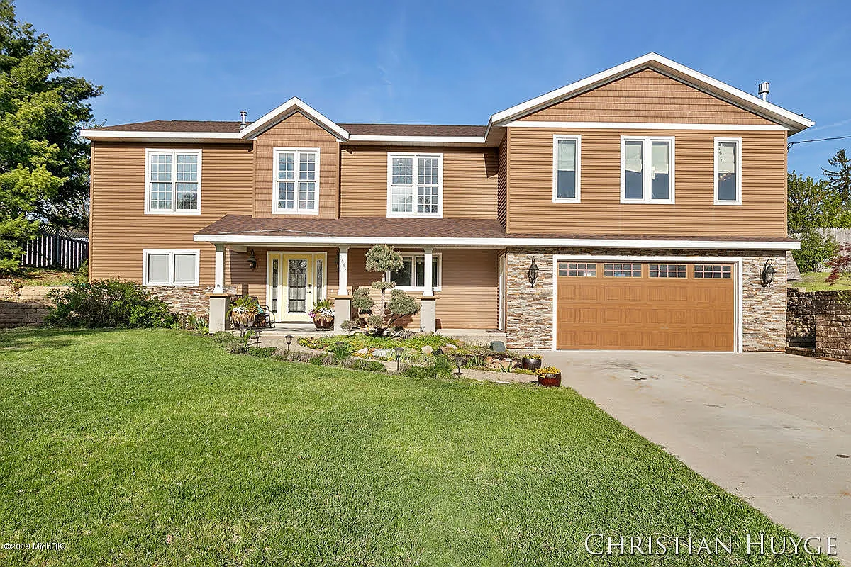3648 Summit View Dr NE photo 1