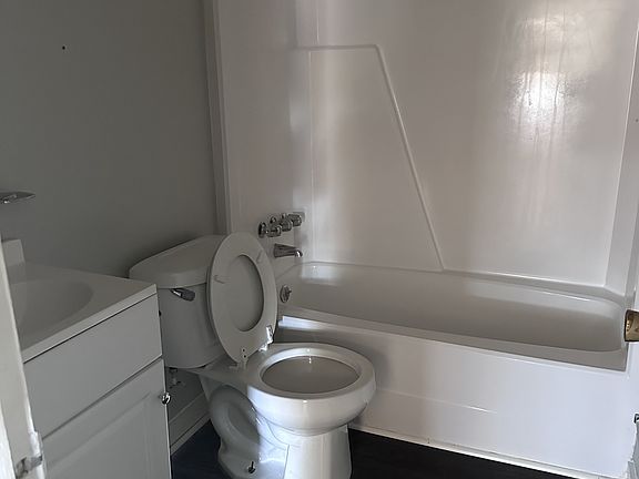 4th image of 4017 Camellia Dr #B5