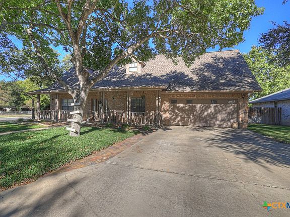 2nd image of 1074 Camellia Ln