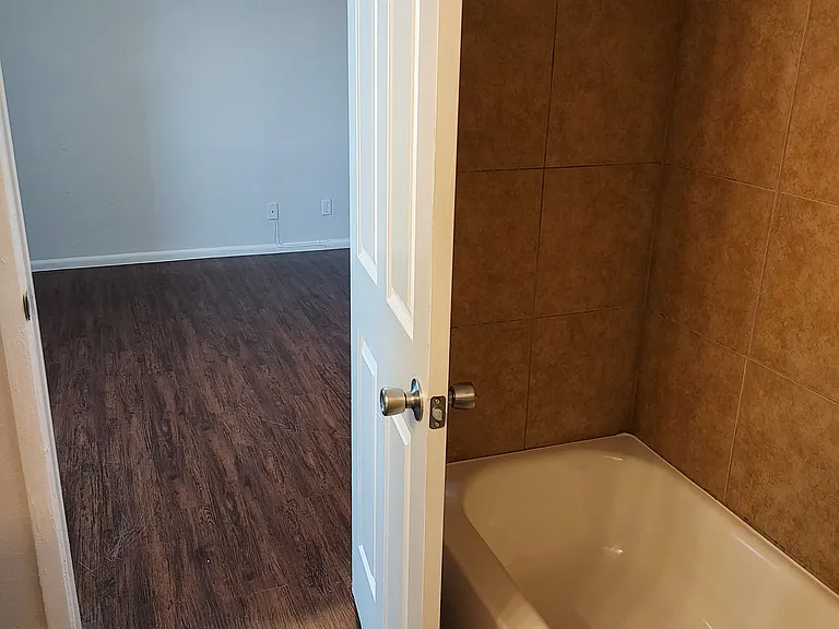 Marbach Manor Apartments — Photo 31