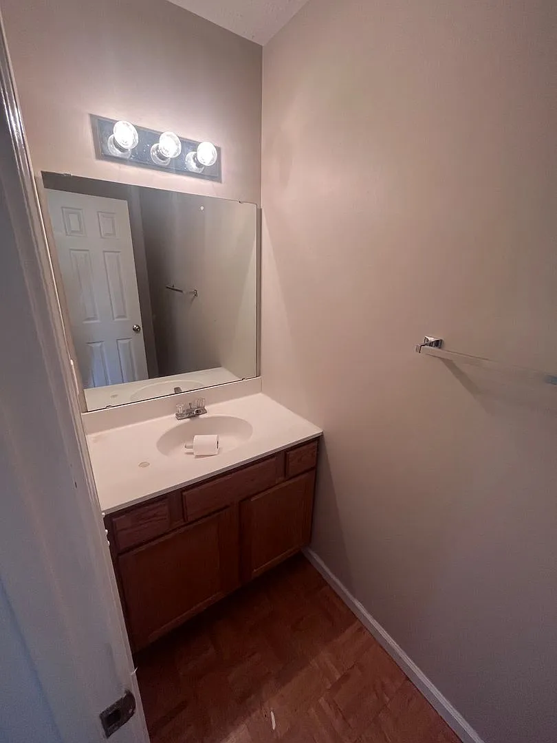 3 Bedroom, 2.5 Bathroom Duplex — Photo 3