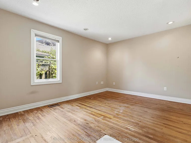 314 The Queensway S — Photo 17