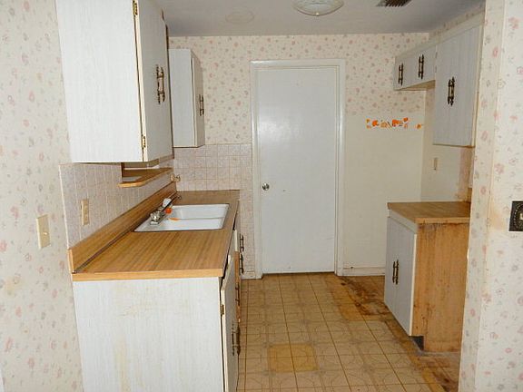 3rd image of 2252 Sunny Hills Blvd