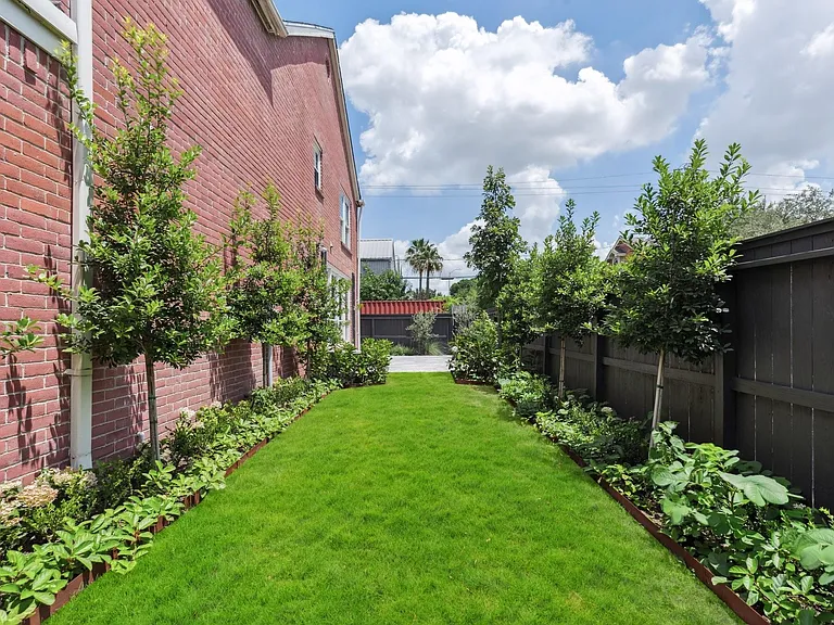 601 Sandman St — Photo 1