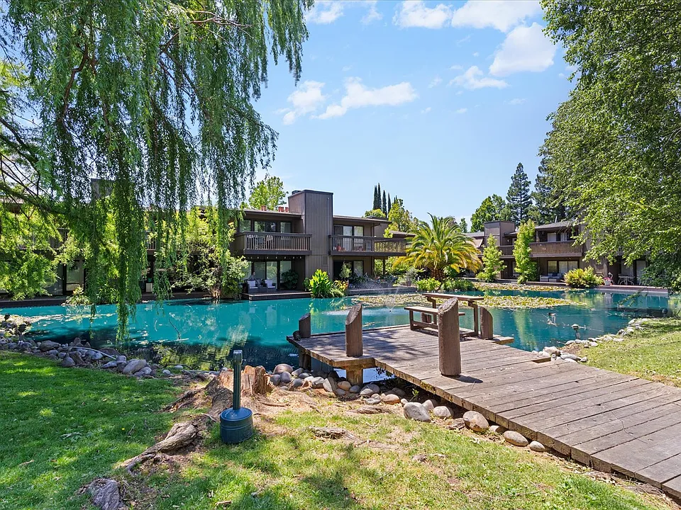 2440 Larkspur Ln #302