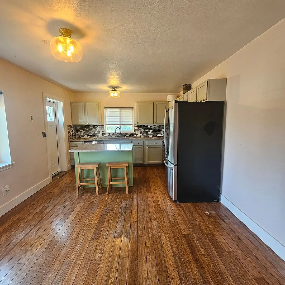 Comfortable 3-Bedroom, 2-Bath Lower Unit with Fully Fenced Yard in West Bremerton — Photo 3