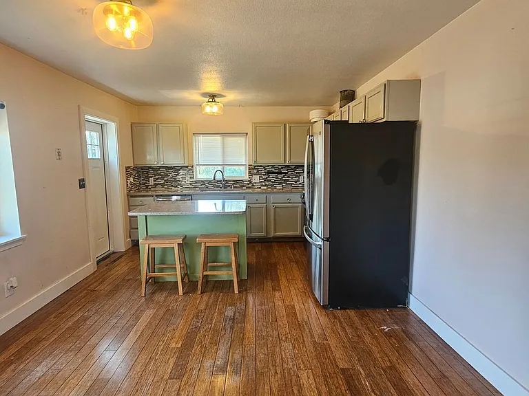 1143 Naval Ave — Photo 3