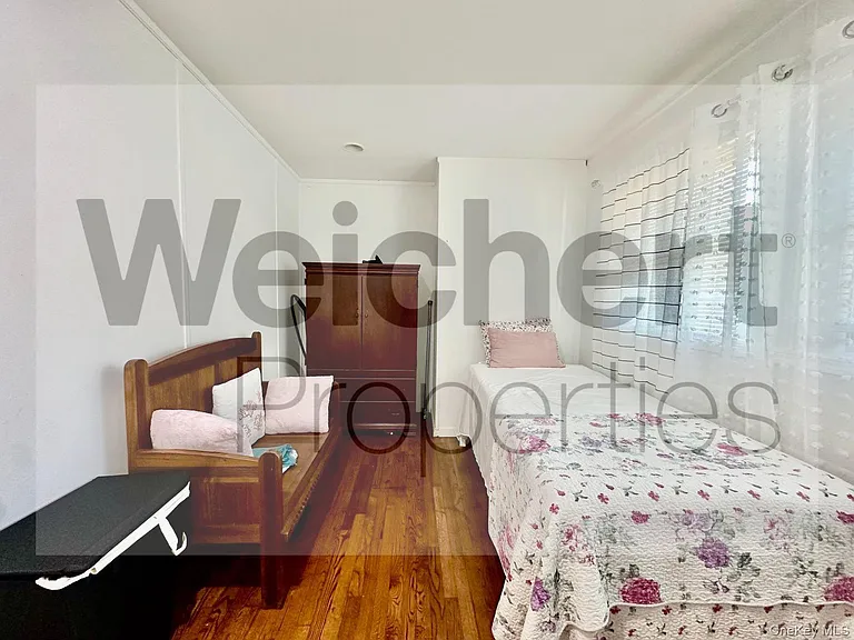 211 W 22nd St — Photo 14