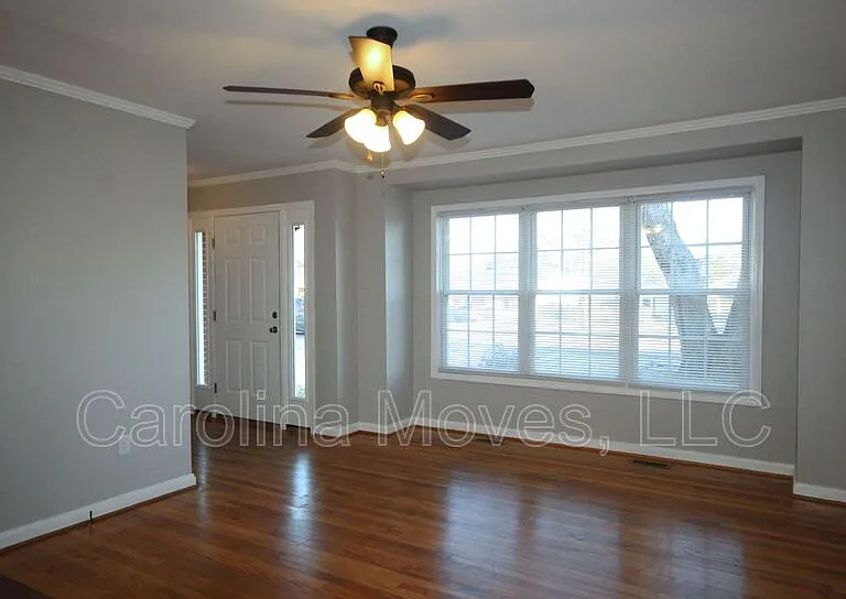 16 Ashwood Ave — Photo 6