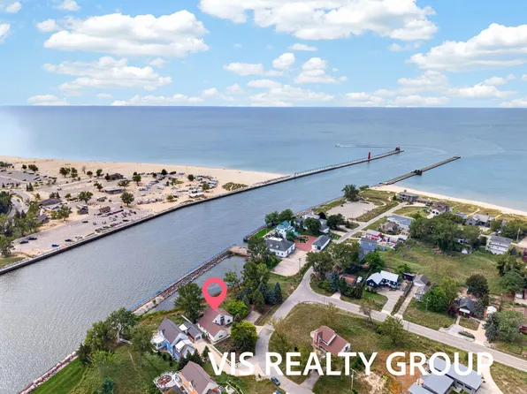20070 N Shore Dr, Spring Lake, MI 49456