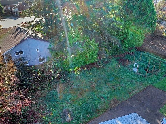 4th image of 1017 Puget St NE
