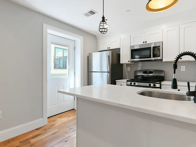 143 Everett St #3 — Photo 4