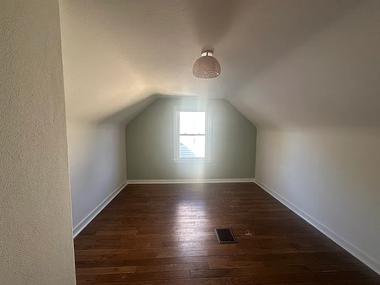 1336 W Summit Ave — Photo 16