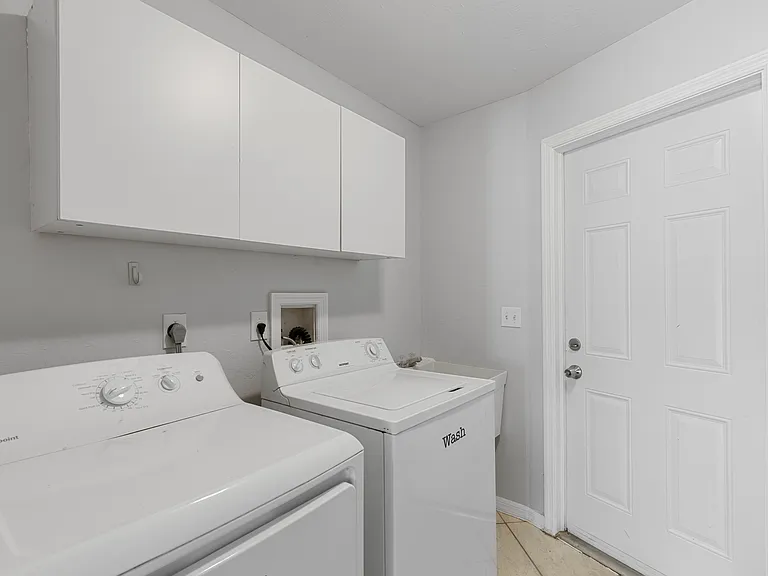 2215 SW 12th Pl — Photo 18