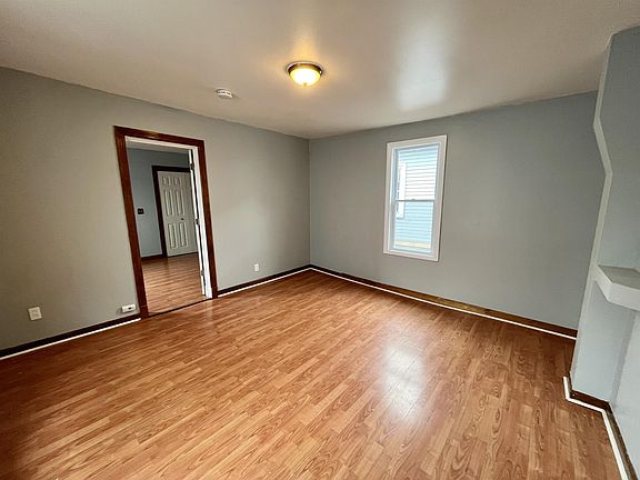 2nd image of 405 Bristol St