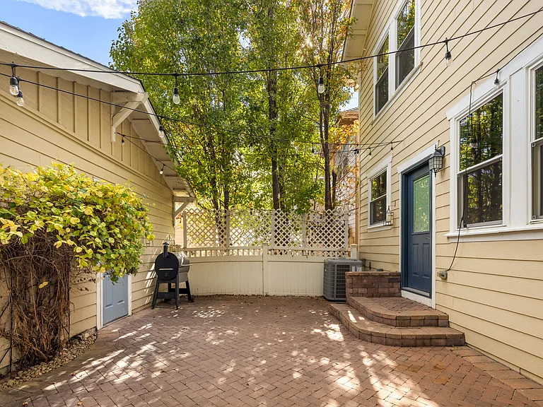 2682 Valentia St — Photo 23
