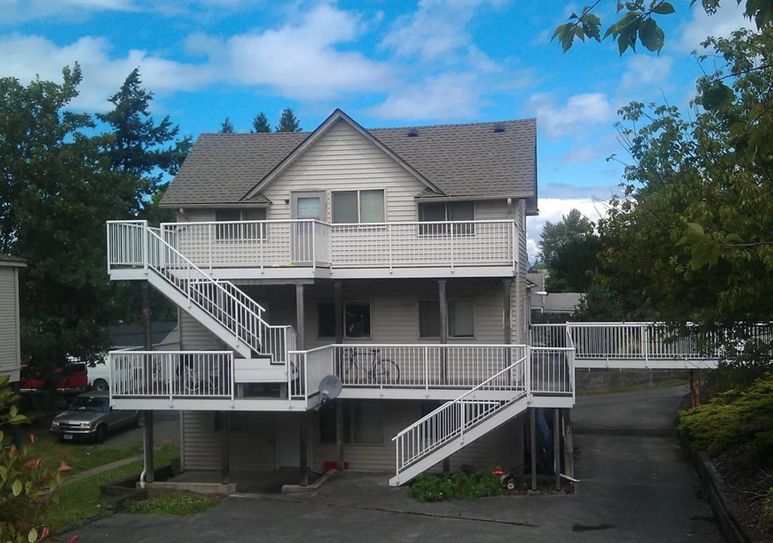 1, 2 & 3 Bedroom Apartments Near WWU + Downtown — Photo 1