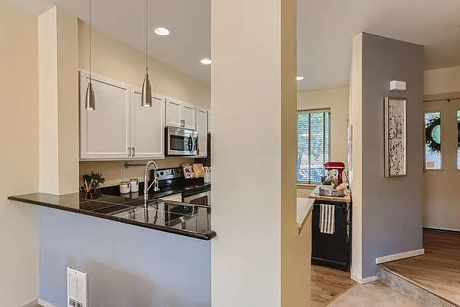 2 bed, 2.5 bath, 1090 sqft, $2,900 — Photo 4