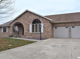 2 Hamilton Dr, Jacksonville, IL 62650