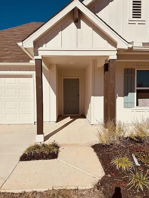 4 bed, 2.0 bath, 2034 sqft, $2,095 — Photo 3