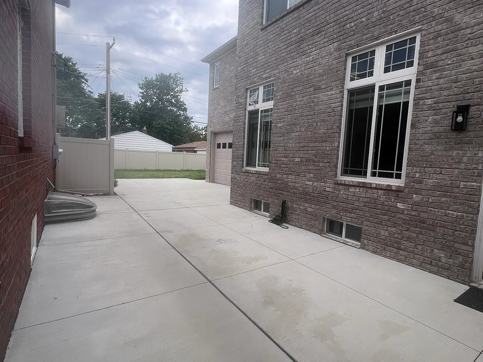 3 bed, 2300 sqft, $6,000 — Photo 4