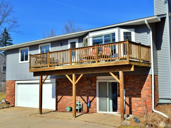 1350 Lakeside Dr, Howell, MI 48843