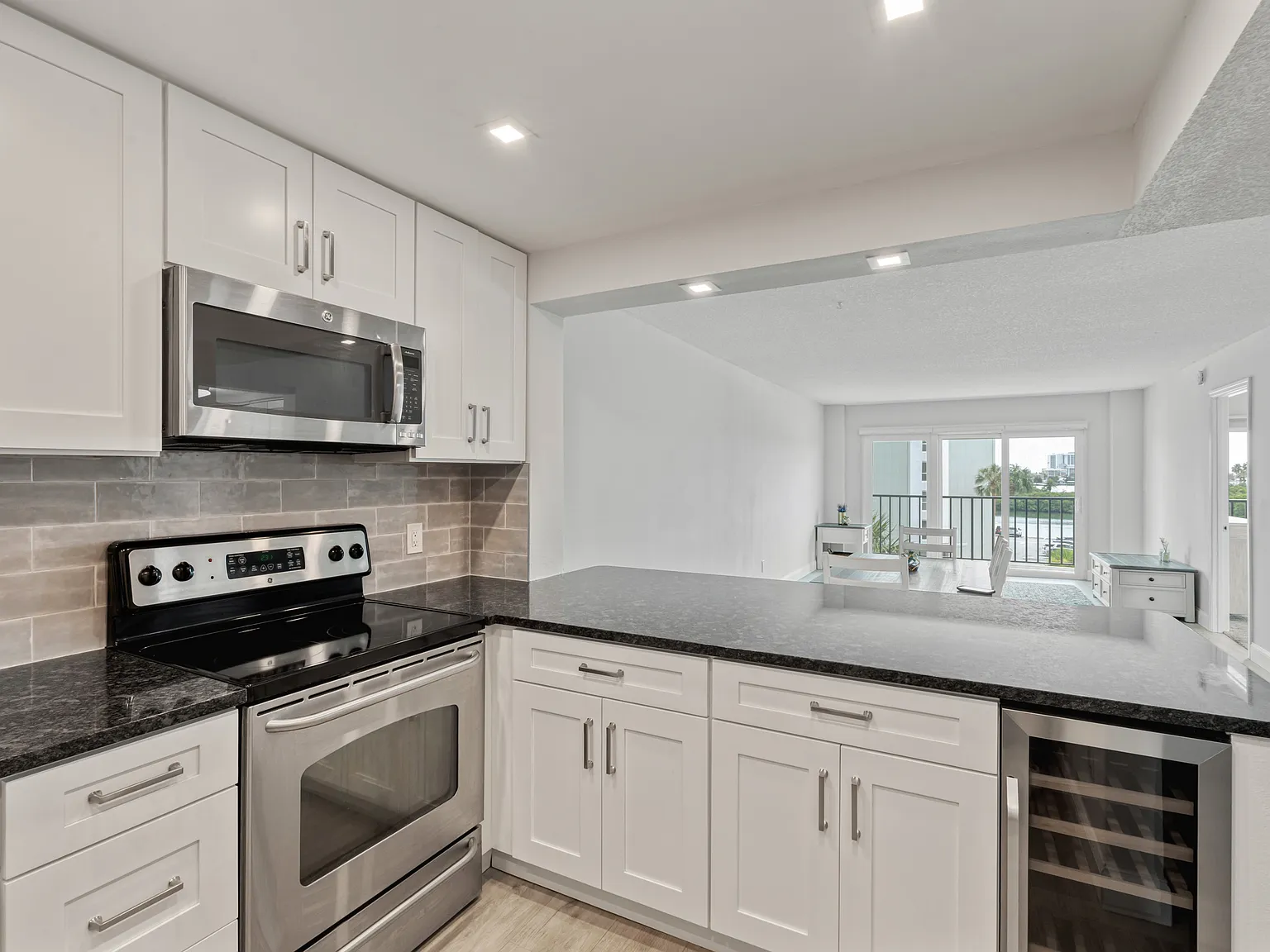 2 bed, 966 sqft, $2,600 — Photo 3