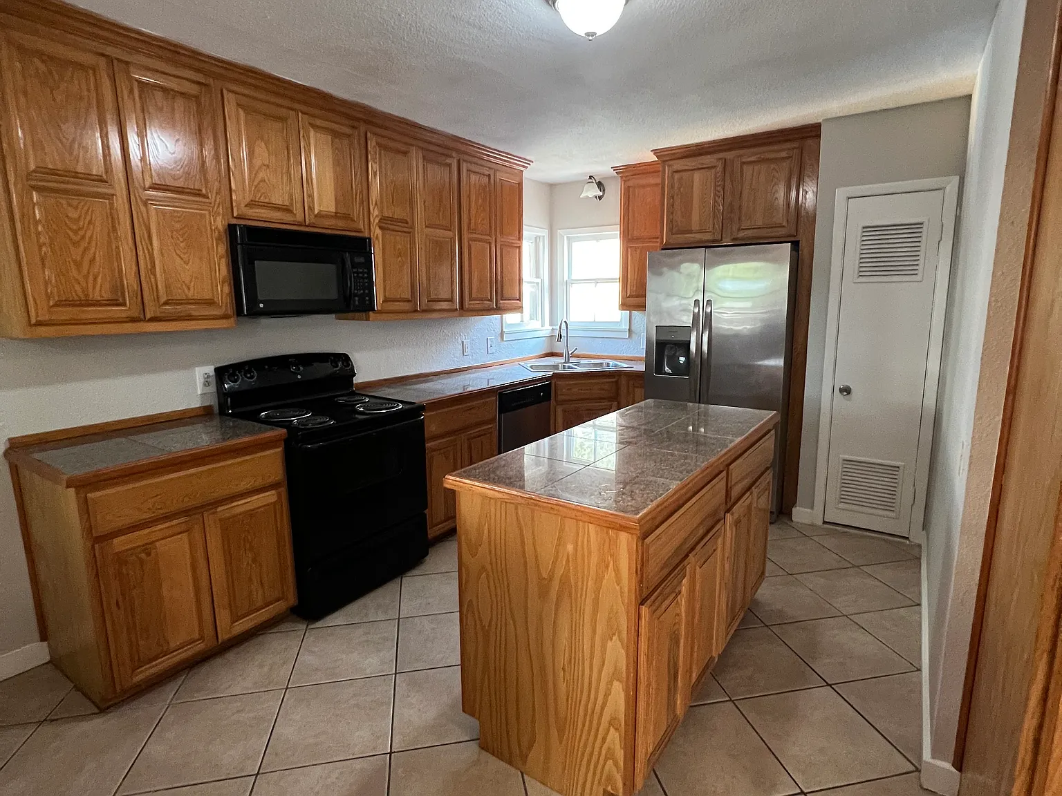 5 bed, 3100 sqft, $5,000 — Photo 4