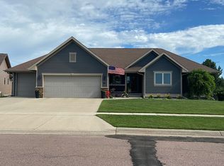 814 Logan Cir, Yankton, SD 57078