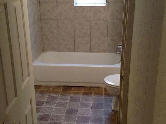 Recently newly tiled+renovation's in bath's, colors might differ depending which unit is available.