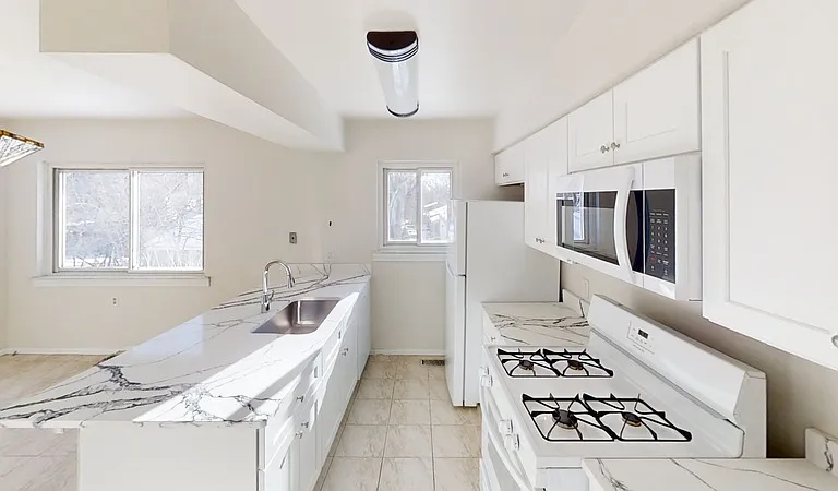 308 Skydale Dr — Photo 2