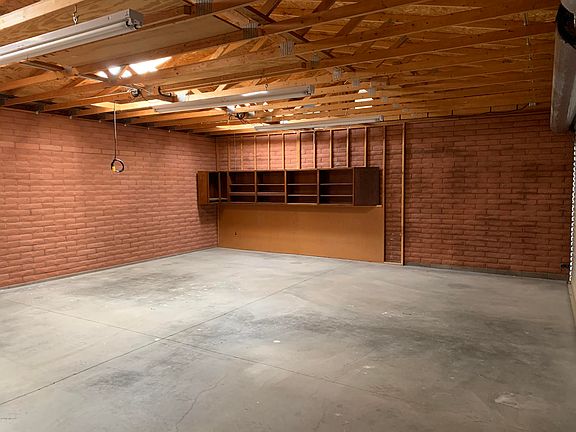 5th image of 925 N Evergreen Dr