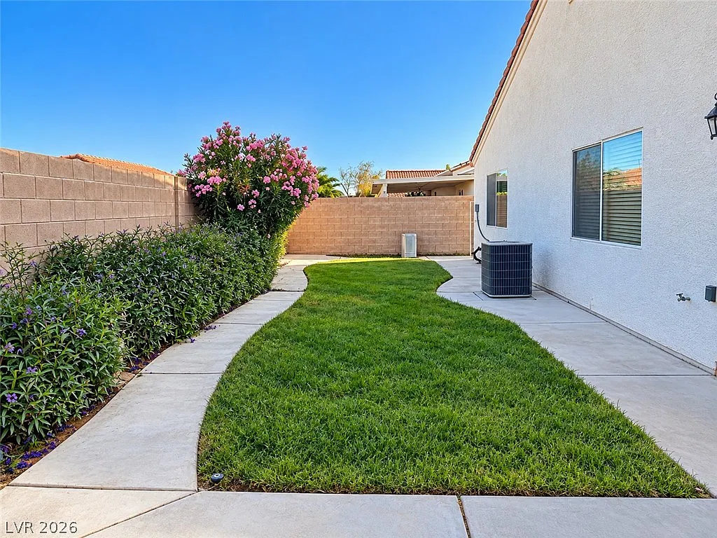 3 bed, 2.0 bath, 1637 sqft, $2,275 — Photo 3
