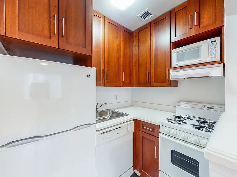 1661 York Ave #2H — Photo 5