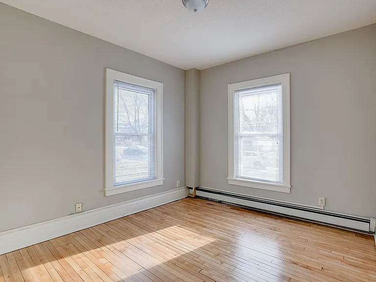 352 Cretin Ave N — Photo 4