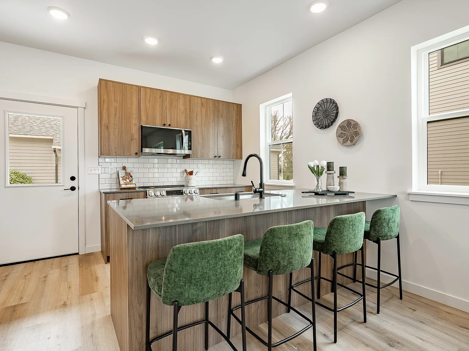 3 bed, 2.5 bath, 998 sqft, $2,300 — Photo 3