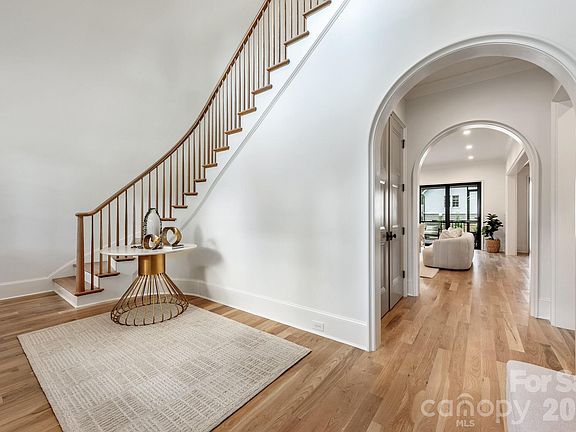 5th image of 237 N Canterbury Rd